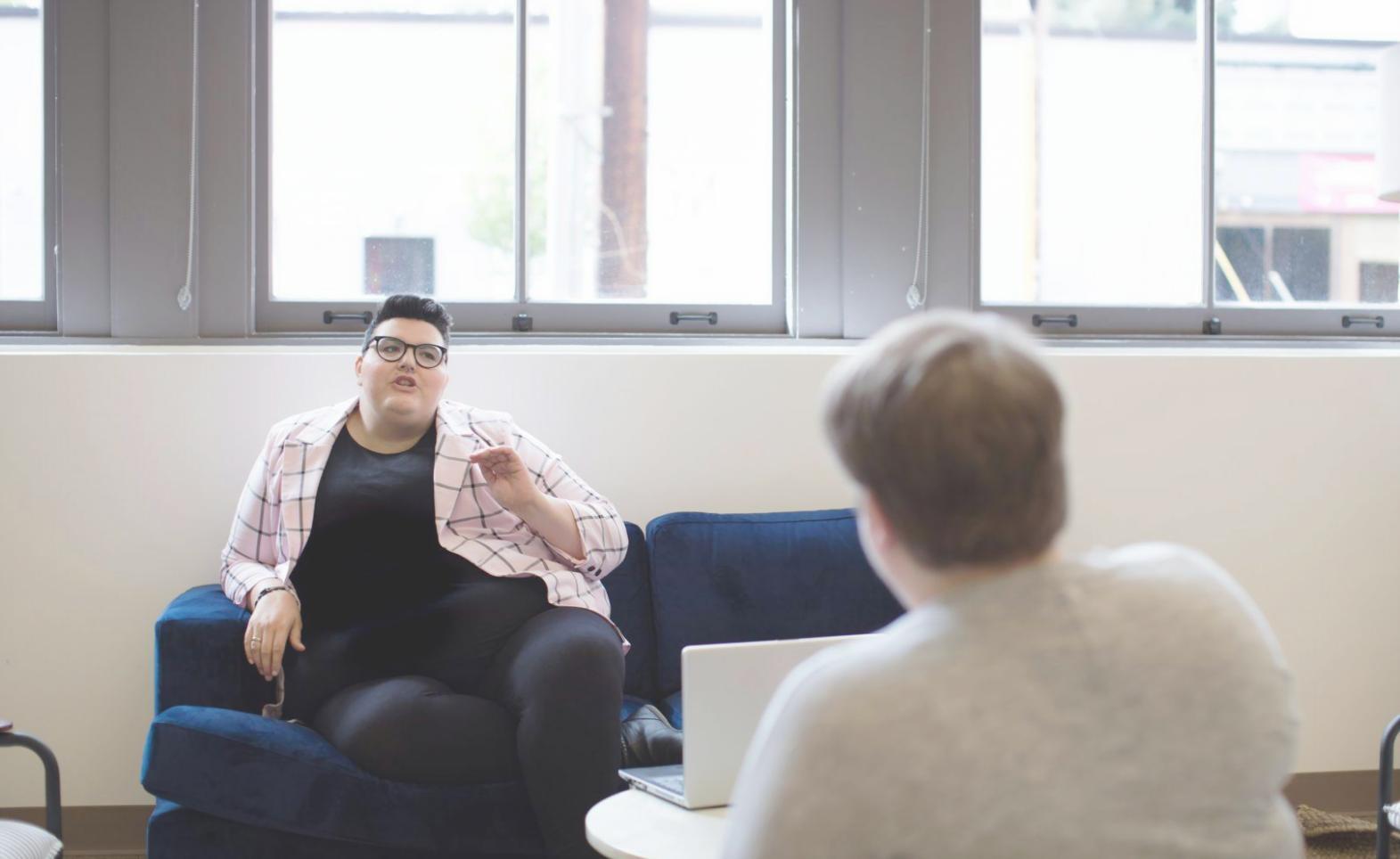 Analyse de données financières sur écran avec graphiques et tableaux