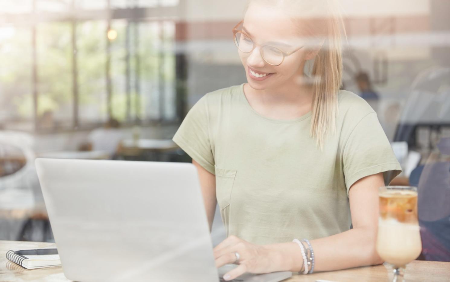 Session d'analyse financière avec graphiques et tableaux de données