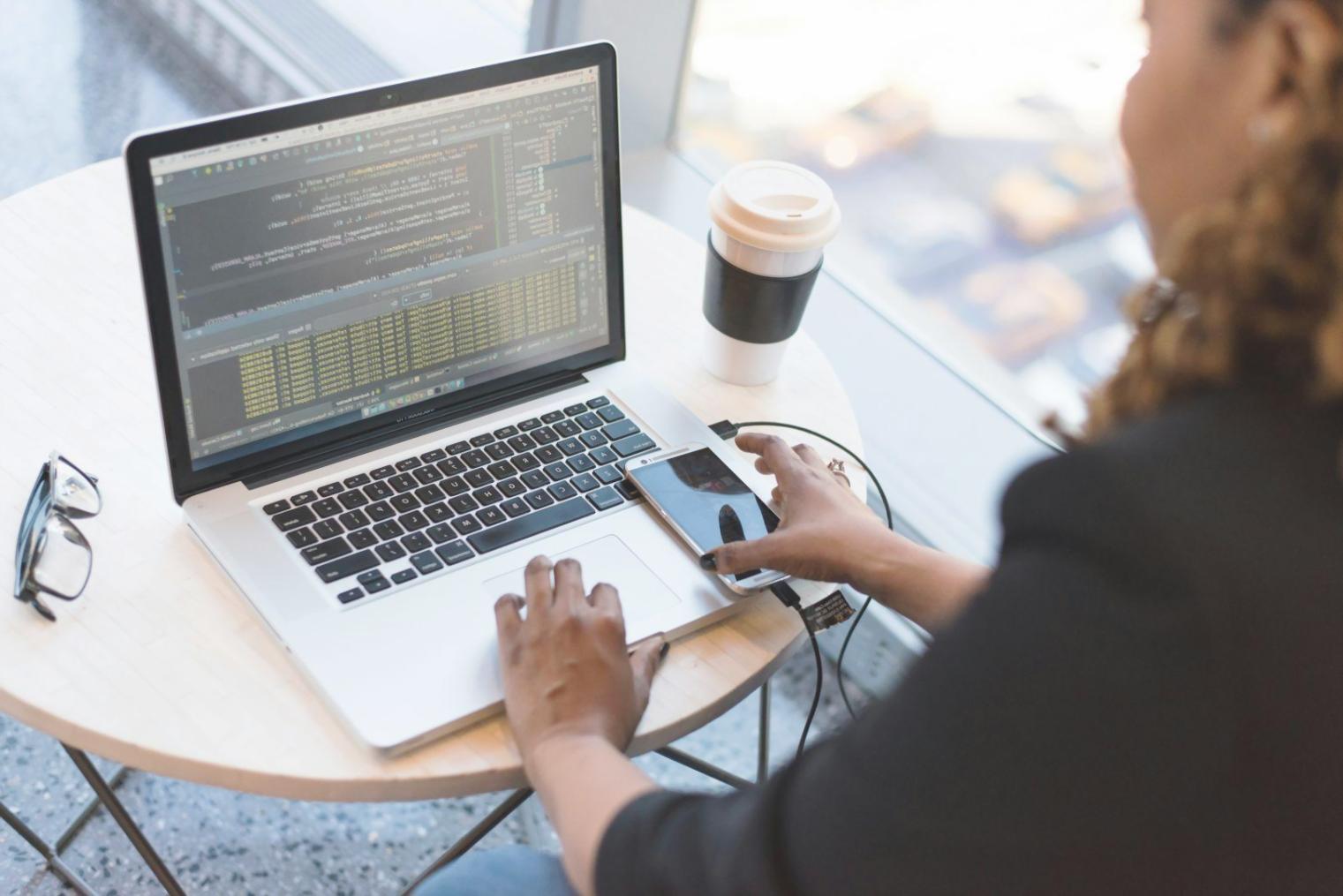 Équipe d'analystes financiers travaillant ensemble sur des projets de données